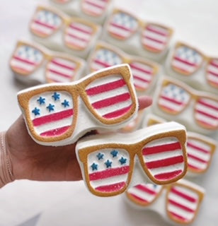 mac + mitchell hand painted patriotic sunglasses bath bomb in red white and blue
